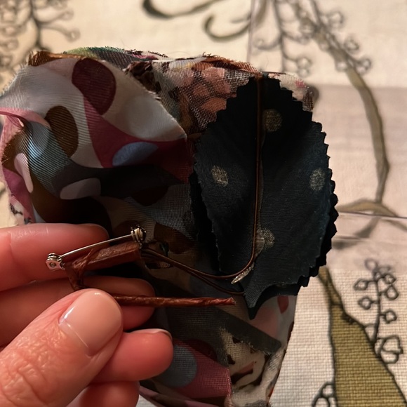 Pretty flower pin from Mango 💐🌺🌸 - Picture 4 of 4